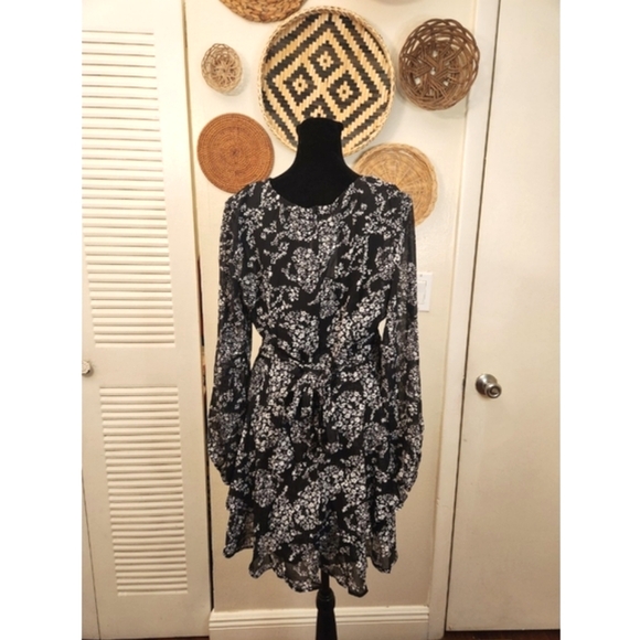 LAST ONE! Black And White V-Neck Mini Dress With Long Sleeves - Picture 5 of 7